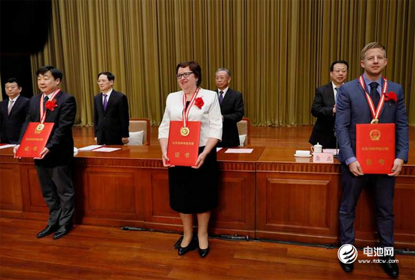 默茨先生助理卡爾代表領獎照片右一