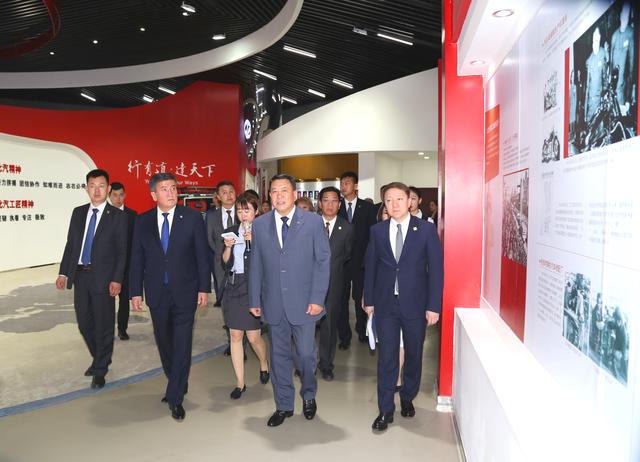 吉爾吉斯斯坦總統熱恩別科夫到訪北汽集團 吉爾吉斯斯坦總統熱恩別科夫到訪北汽集團