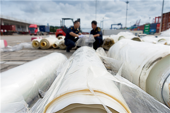 廈門海關(guān)查獲74噸廢塑料膜 系固體廢物PET、PE、PP薄膜