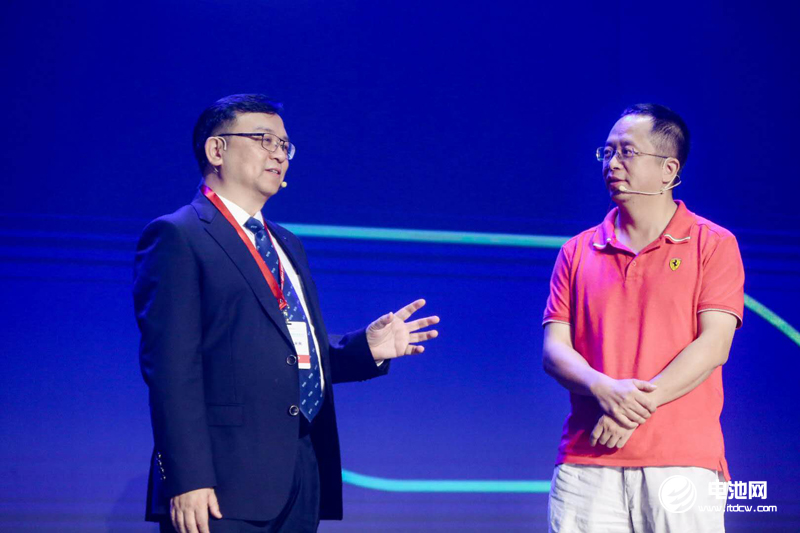 比亞迪全球開發(fā)者大會(huì)現(xiàn)場(chǎng),周鴻祎與王傳福互動(dòng) 比亞迪全球開發(fā)者大會(huì)現(xiàn)場(chǎng),周鴻祎與王傳福互動(dòng)