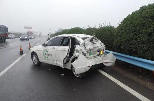 新能源汽車高速上沒電 被大貨車追尾致1人死亡