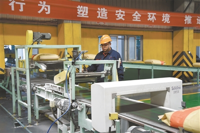 現代化、智能化的生產車間一整條生產線僅靠兩三人便可操作生產，節省了人力資源。