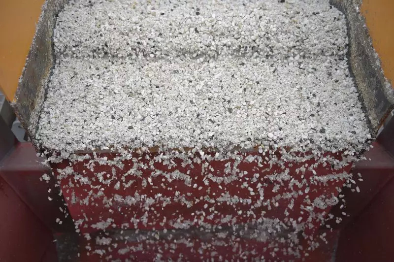 散落在分離機器上的鋰礦石 散落在分離機器上的鋰礦石