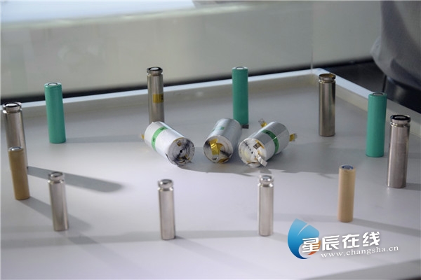 (展示廳內(nèi)展示的動力電池。) (展示廳內(nèi)展示的動力電池。)