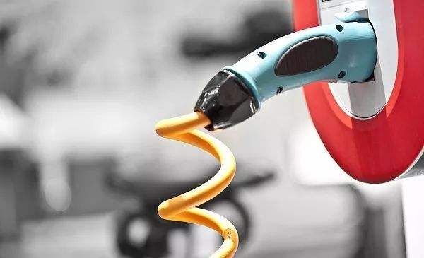 當“雙積分”政策遇上車市低迷 乘用車企遭遇雙重壓力 當“雙積分”政策遇上車市低迷 乘用車企遭遇雙重壓力