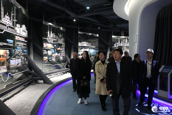 中車株機(jī)年產(chǎn)1000臺(tái)電力機(jī)車 “電動(dòng)”火車頭拉出535億元出口訂單