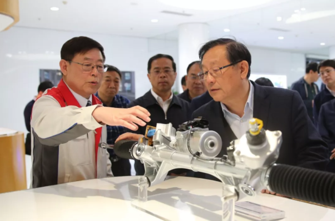 萬鋼副主席詳細了解DP-EPS智能轉(zhuǎn)向產(chǎn)品
