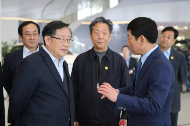 萬鋼副主席與魏建軍董事長親切交談