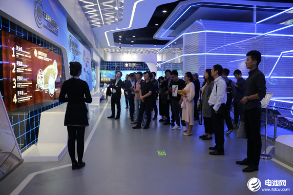 與會嘉賓參觀參觀中國新能源生態科技館 與會嘉賓參觀參觀中國新能源生態科技館