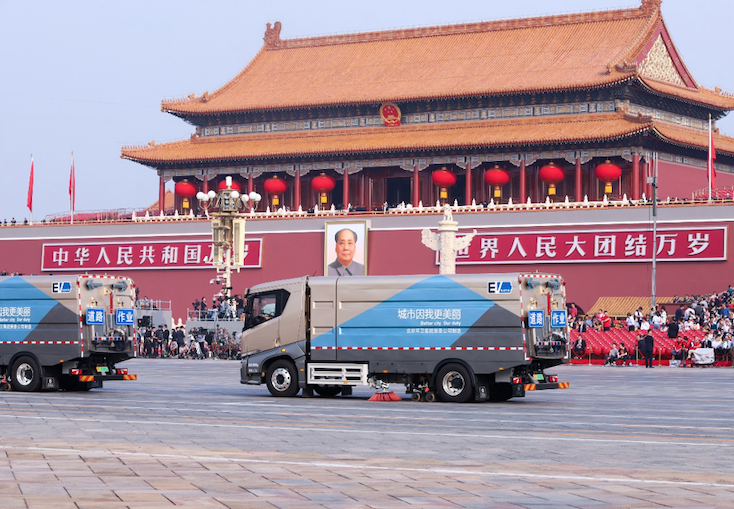 11輛全新T8服務閱兵式再次光榮完成使命，網友因此戲稱其為閱兵界“后勤兵”