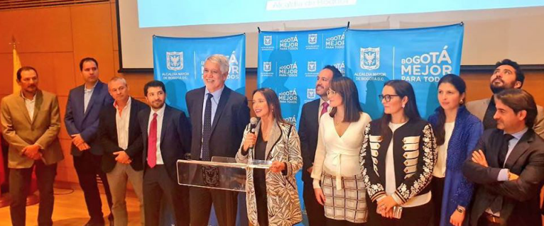 在波哥大市長Enrique Pe?alosa(左五)的見證之下,TransMilenio SA的高管正式宣布比亞迪成功中標(biāo)379臺純電動大巴訂單。 在波哥大市長Enrique Pe?alosa(左五)的見證之下,TransMilenio SA的高管正式宣布比亞迪成功中標(biāo)379臺純電動大巴訂單。