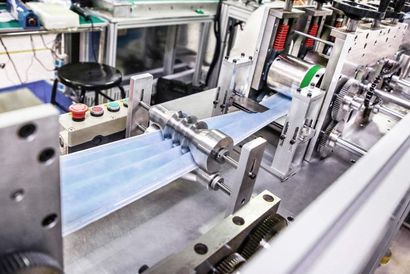 目前，比亞迪生產(chǎn)的口罩正在以每天30萬到50萬片的速度增加，每天5-10臺左右的新口罩機器能夠?qū)崿F(xiàn)量產(chǎn)