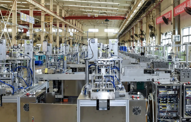 東風(fēng)制造的首批口罩機(jī)下線 每臺產(chǎn)能為100只/分鐘