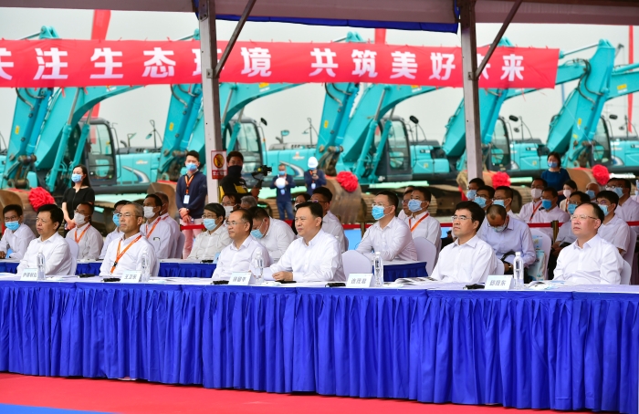 該項目的啟動,標志著中國一汽與豐田汽車新能源戰略全面落地,是一汽豐田堅持科技創新、實現轉型跨越式發展的實踐與努力成果。天津市委常委、濱海新區區委書記連茂君,天津市副市長王衛東,中國一汽董事長、黨委書記徐留平,中國一汽黨委常委、副總經理邱現東,豐田汽車公司執行董事、中國本部長上田達郎,以及一汽豐田總經理柴川早人,一汽豐田黨委書記、常務副總經理黃勇,新聞媒體及經銷商、建設者、一汽豐田員工代表等嘉賓分別通過現場出席和視頻出席的方式,共同見證了一汽豐田新能源分公司項目的正式啟動。 現場出席啟動儀式的領導和嘉賓 該項目的啟動,標志著中國一汽與豐田汽車新能源戰略全面落地,是一汽豐田堅持科技創新、實現轉型跨越式發展的實踐與努力成果。天津市委常委、濱海新區區委書記連茂君,天津市副市長王衛東,中國一汽董事長、黨委書記徐留平,中國一汽黨委常委、副總經理邱現東,豐田汽車公司執行董事、中國本部長上田達郎,以及一汽豐田總經理柴川早人,一汽豐田黨委書記、常務副總經理黃勇,新聞媒體及經銷商、建設者、一汽豐田員工代表等嘉賓分別通過現場出席和視頻出席的方式,共同見證了一汽豐田新能源分公司項目的正式啟動。 現場出席啟動儀式的領導和嘉賓