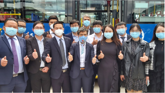 波哥大市長克勞迪婭·洛佩斯(一排左四)與比亞迪拉美區域總監張春相(一排右三)等嘉賓出席交付運營儀式 波哥大市長克勞迪婭·洛佩斯(一排左四)與比亞迪拉美區域總監張春相(一排右三)等嘉賓出席交付運營儀式