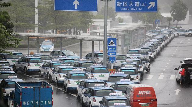 極端天氣下排隊(duì)等待充電的新能源汽車 極端天氣下排隊(duì)等待充電的新能源汽車