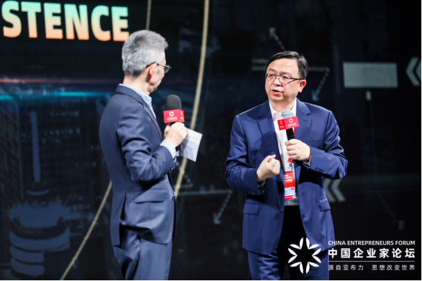 圖注:主持人問(wèn)答環(huán)節(jié),蔣昌建對(duì)話王傳福 圖注:主持人問(wèn)答環(huán)節(jié),蔣昌建對(duì)話王傳福