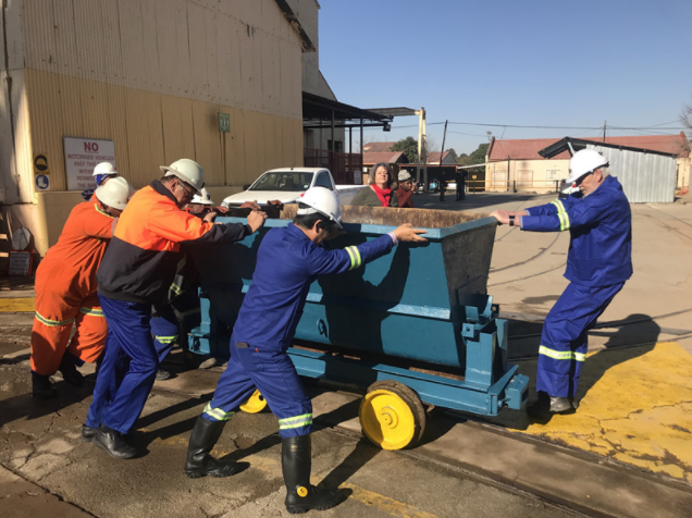 約64萬噸被強(qiáng)行拉走！出動軍警！鵬欣資源非洲礦堆遭強(qiáng)行侵占