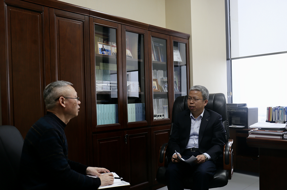 中國汽車工業協會副秘書長陳士華（右）