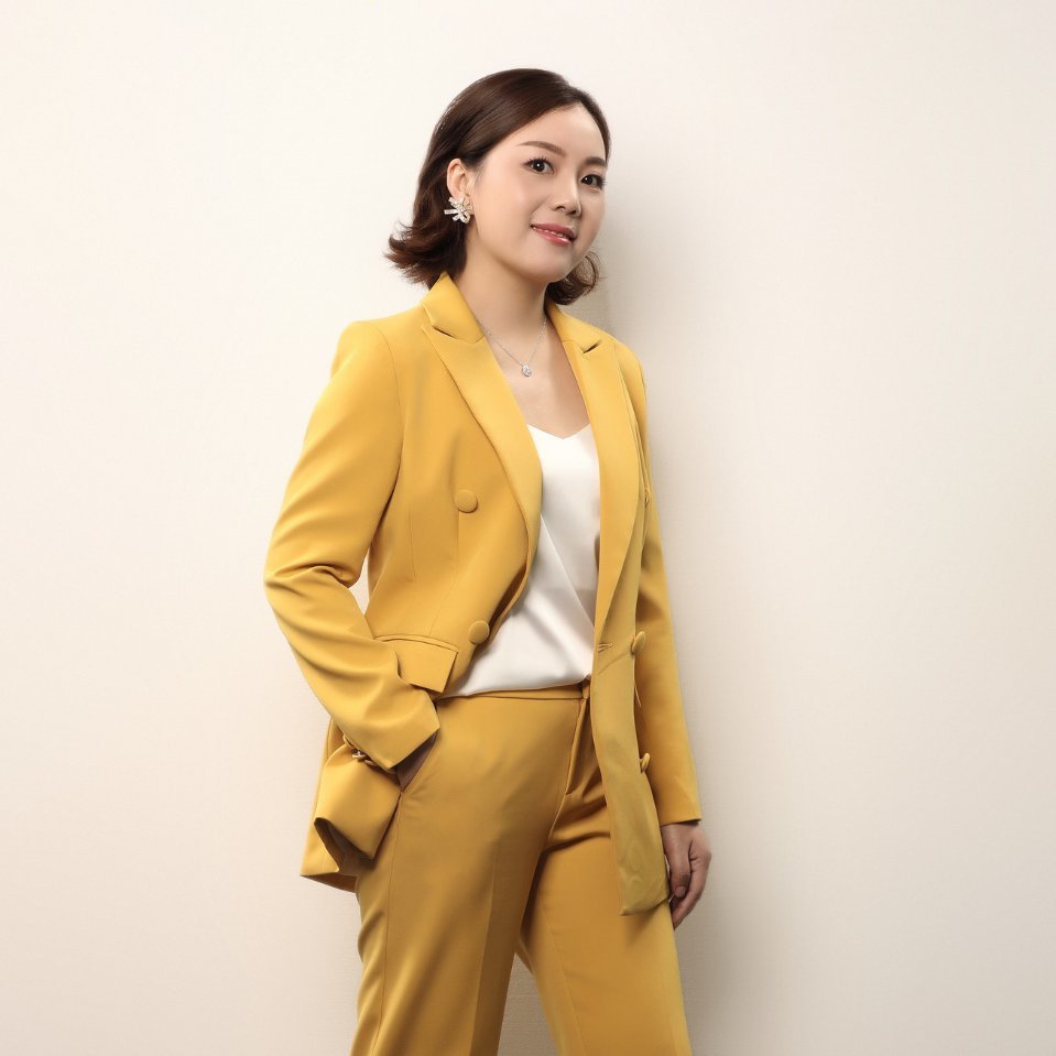 上海杉杉科技有限公司 董事長/總裁 李鳳鳳 上海杉杉科技有限公司 董事長/總裁 李鳳鳳