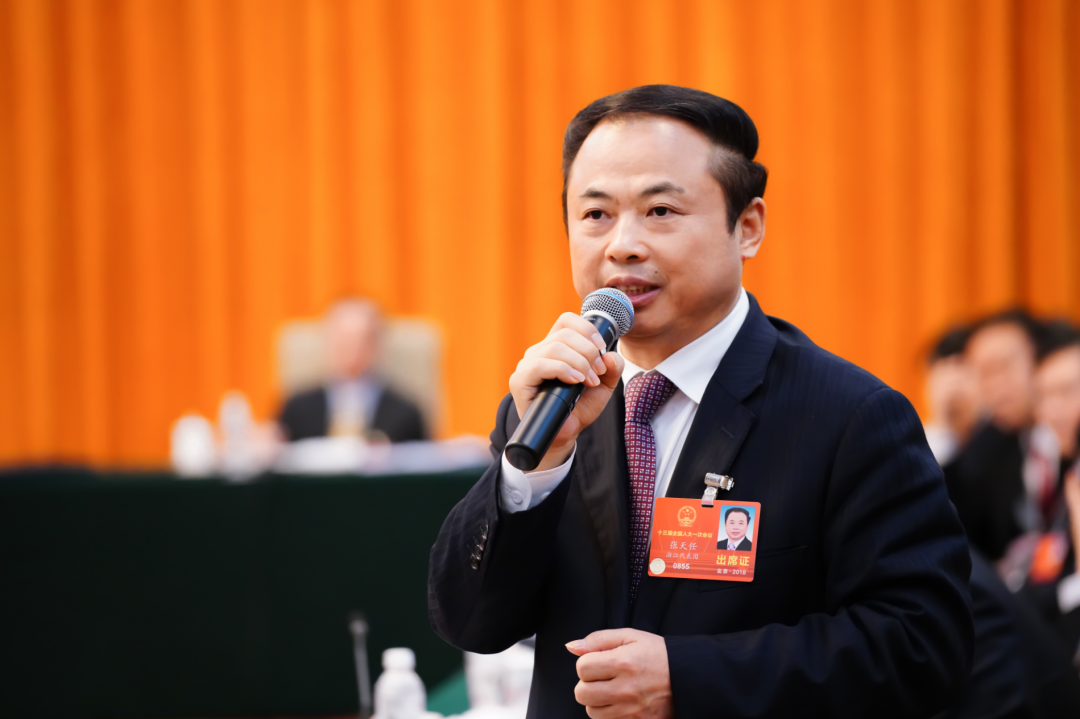 天能控股張?zhí)烊危壕劢剐滦弯囯姵亍δ芎蜌淠墚a(chǎn)業(yè)高質(zhì)量發(fā)展