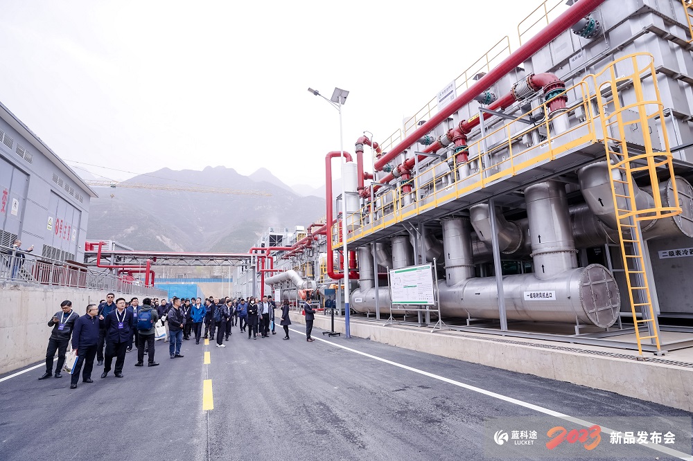 與會嘉賓參觀考察廢氣治理產線