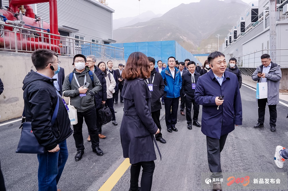 與會嘉賓參觀考察廢氣治理產線