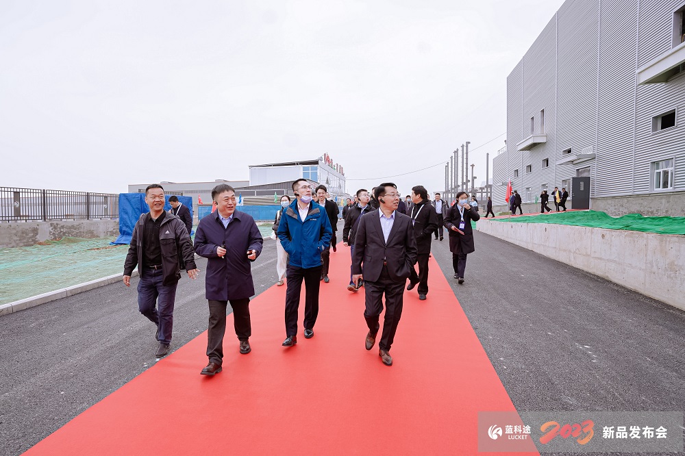 與會嘉賓參觀考察隔膜產線