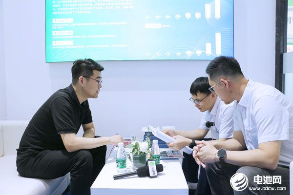 卓越鋁塑膜月均出貨200萬㎡ 25年長壽命高沖深儲能鋁塑膜量產出貨