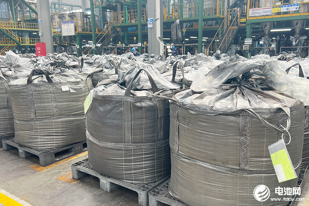 參觀考察貴安新區中科星城石墨有限公司