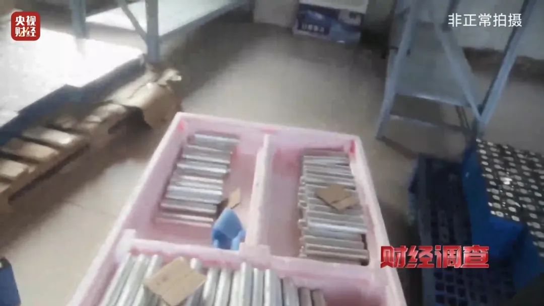 巨大安全隱患！“三無”鋰電池黑作坊，竟藏身居民樓！記者調(diào)查現(xiàn)場，突然起火→