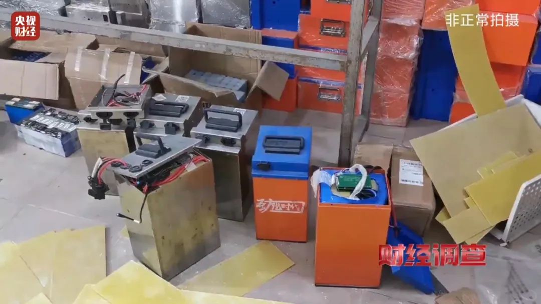 巨大安全隱患！“三無”鋰電池黑作坊，竟藏身居民樓！記者調查現場，突然起火→