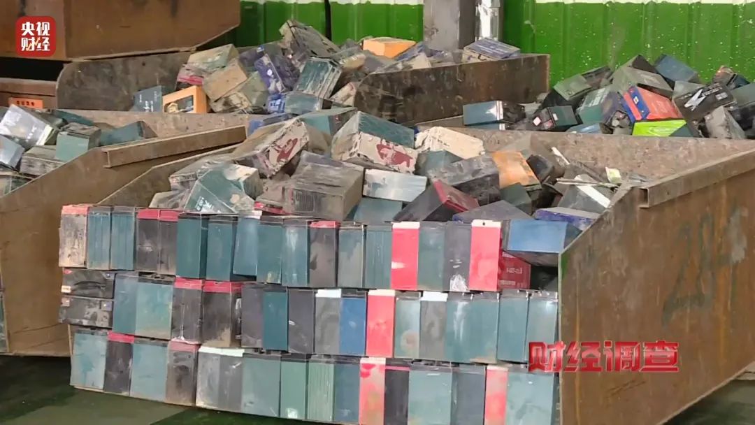 巨大安全隱患！“三無(wú)”鋰電池黑作坊，竟藏身居民樓！記者調(diào)查現(xiàn)場(chǎng)，突然起火→