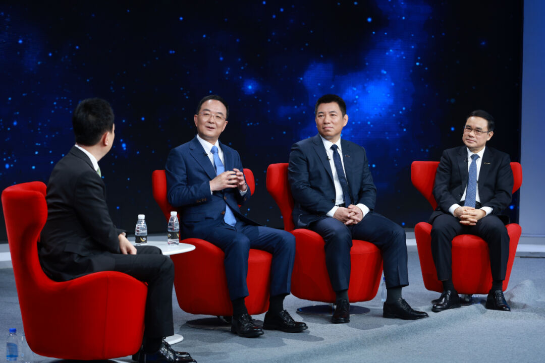 新能源汽車(chē)“價(jià)格戰(zhàn)”打響!消費(fèi)者、企業(yè),雙贏?這場(chǎng)對(duì)話信息量巨大