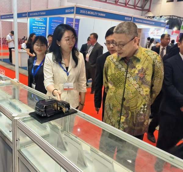 中國商務部亞洲司司長王立平參觀孚能科技展臺