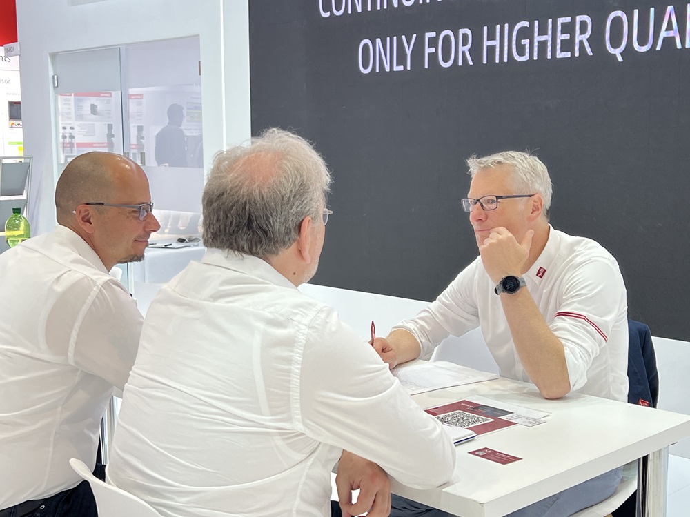 利元亨閃耀2024歐洲電池展 攜固態電池核心裝備等創新工藝亮相 利元亨閃耀2024歐洲電池展 攜固態電池核心裝備等創新工藝亮相