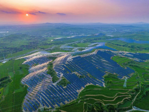 山西晉城澤州北義城光伏發電場 圖片來源:國家電網 山西晉城澤州北義城光伏發電場 圖片來源:國家電網