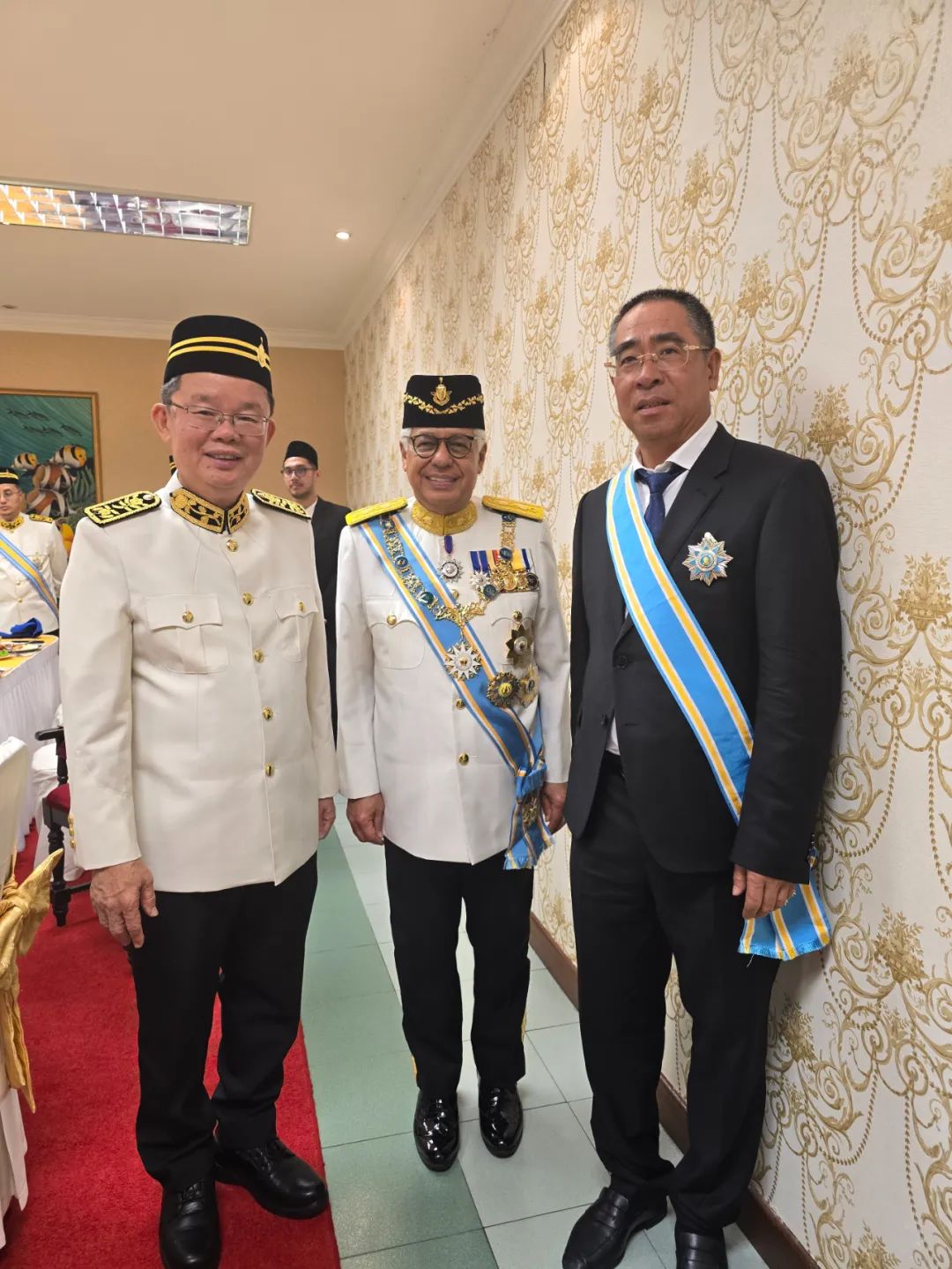 (中間為檳城州元首阿末弗茲,左側(cè)為檳城州首席部長(zhǎng)曹觀友,右側(cè)為星源材質(zhì)董事長(zhǎng)陳秀峰) (中間為檳城州元首阿末弗茲,左側(cè)為檳城州首席部長(zhǎng)曹觀友,右側(cè)為星源材質(zhì)董事長(zhǎng)陳秀峰)