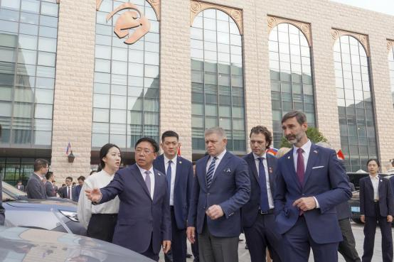 董事長李縝向菲佐總理介紹中國新能源汽車