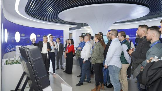 10月27-28日，斯洛伐克民眾與媒體代表團參觀國軒展廳