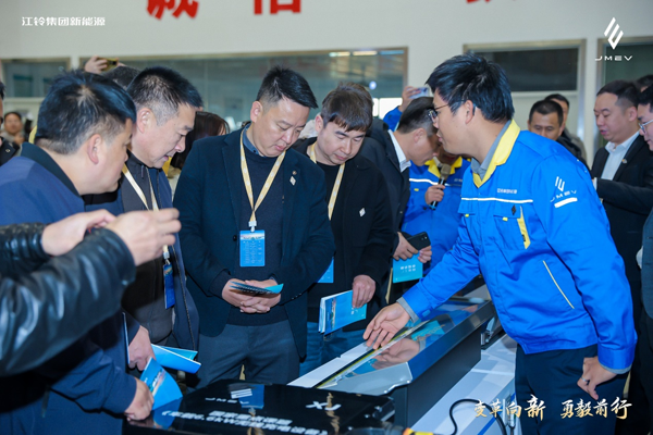 孚能科技全固態電池吸引了眾多參觀者目光和興趣 孚能科技全固態電池吸引了眾多參觀者目光和興趣