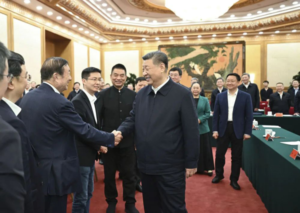 2月17日，中共中央總書記、國家主席、中央軍委主席習近平在京出席民營企業(yè)座談會并發(fā)表重要講話。這是習近平同民營企業(yè)負責人親切交流。 新華社記者 李學仁 攝