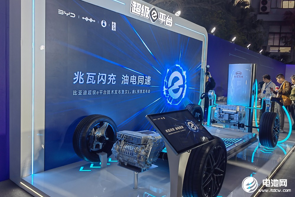 讓充電邁入“兆瓦時代”,比亞迪改寫新能源發(fā)展史? 讓充電邁入“兆瓦時代”,比亞迪改寫新能源發(fā)展史?