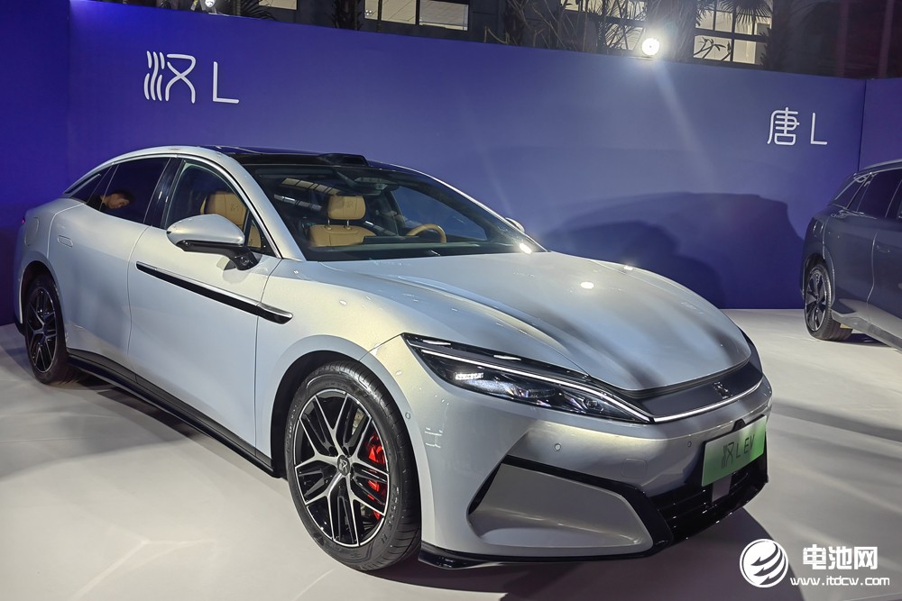 讓充電邁入“兆瓦時代”,比亞迪改寫新能源發(fā)展史? 讓充電邁入“兆瓦時代”,比亞迪改寫新能源發(fā)展史?