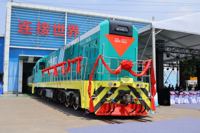 搭載磷酸鐵鋰動(dòng)力電池！我國(guó)系列化標(biāo)準(zhǔn)新能源機(jī)車(chē)產(chǎn)品首次出口海外